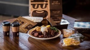 Uma mesa com embalagens personalizadas para delivery