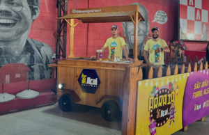 Dois homens vendendo açai com temática de festa junina