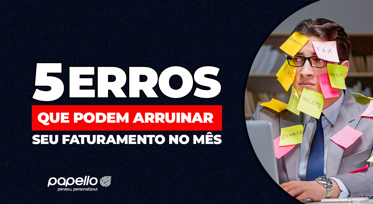 gestor analisando pedidos, estoque e planilha de vendas antes de uma campanha promocional.